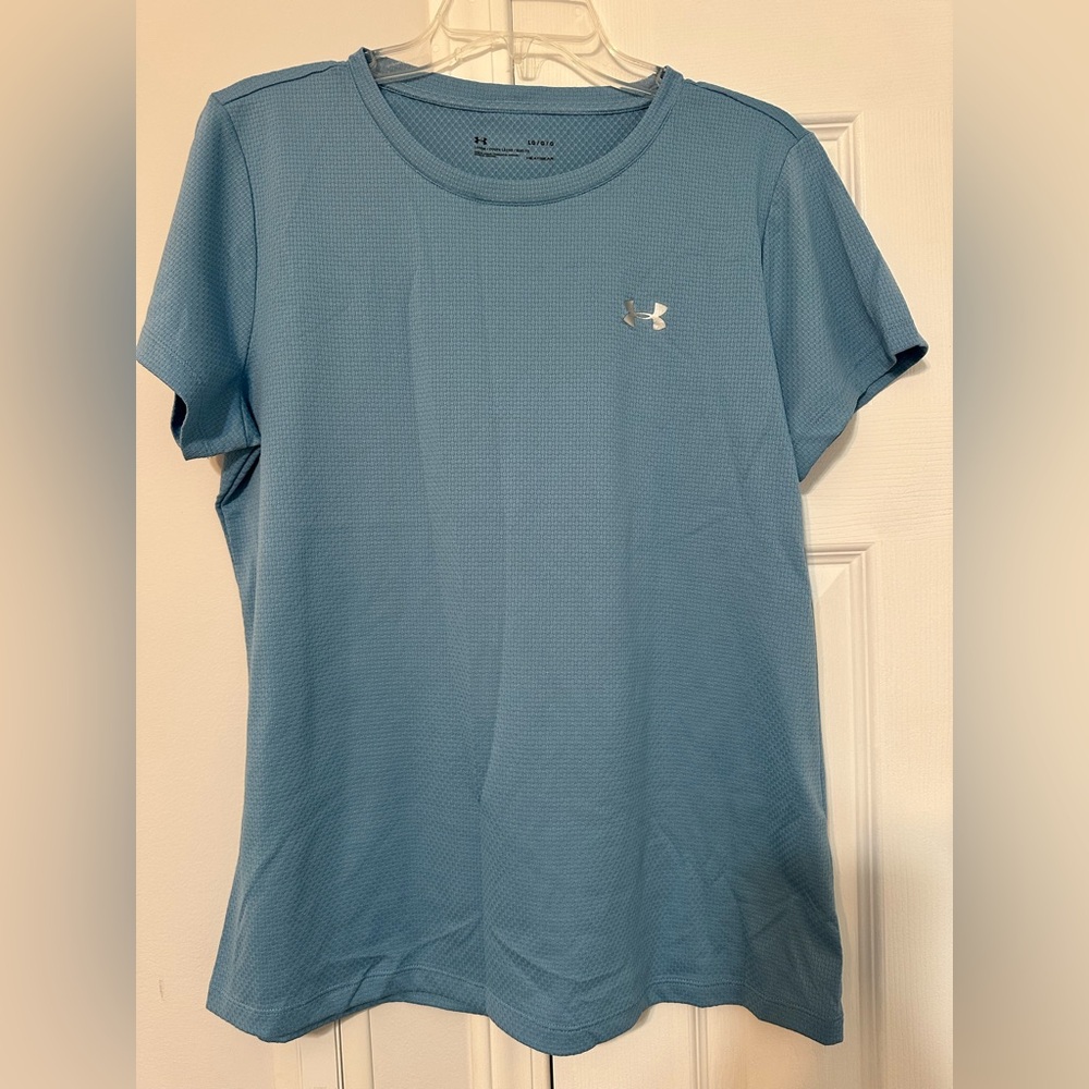 Under Armour Women's Short Sleeve Tee in Blue